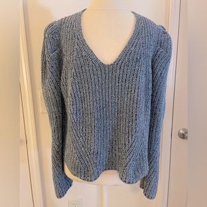 🤍 super cute cropped V-neck sweater🤍